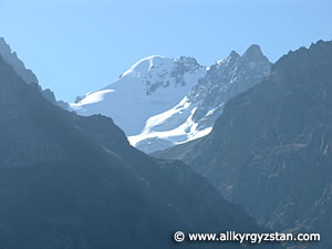 Снежные вершины Кыргызского хребта 