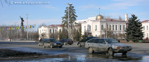 На площади Ала-Тоо расположены памятник «Эркиндик» и государственный исторический музей.